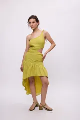 Vestido largo rojo de algodón y lino, con un hombro descubierto, bretel fino con lazo, recorte en la cintura y falda asimétrica con volados.