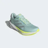 Championes de running Adidas Supernova Stride 2.0, color verde menta con detalles en amarillo neón y tres franjas plateadas. Cuentan con mediasuela híbrida Dreamstrike+ y EVA, y exterior de malla transpirable.