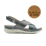Sandalia con plantilla de cuero, color azul grisáceo, con tiras cruzadas con microperforaciones y ajuste con hebilla.