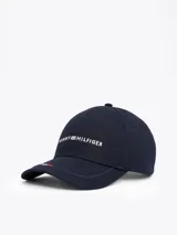 Gorra de béisbol azul marino de algodón con logo de Tommy Hilfiger bordado en blanco en el frente y detalle distintivo en la visera. Ajuste con hebilla metálica en la parte trasera.