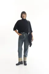 Sweater negro de manga corta con cuello alto.