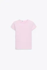 Camiseta negra de cuello redondo y mangas cortas.