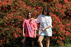 Remerón rosa con estampa de un pescado azul y texto en la parte delantera.