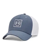 Gorro deportivo Under Armour Iso-Chill Armourvent, color gris con logo bordado en blanco y paneles traseros de malla blanca.