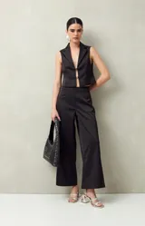 Pantalón ancho negro de tiro alto, confeccionado en poliéster.