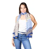 Pashmina rectangular de viscosa liviana con estampado floral multicolor y terminación con flecos cortos.