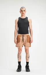 Short de baño color beige con detalles en marrón, calce regular, elástico en la cintura, cordón para ajustar y cuatro bolsillos.