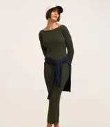 Vestido midi verde oscuro de punto acanalado, corte ajustado, con cuello barco y mangas largas.