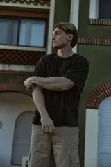 Remera negra con efecto acid wash, corte oversize y mangas cortas.