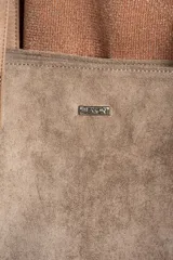 Bolso tipo tote de gamuza vegana color camel, con asas de mano y logo grabado en el frente.