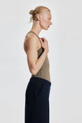 Musculosa deportiva color marrón con espalda nadadora, confeccionada en tejido funcional SoftMove™ y DryMove™ que ayuda a absorber el sudor.