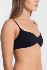 Top de bikini negro con textura, de corte recto y escote cuadrado, con tirantes finos ajustables.