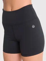 Calza corta negra de tiro alto, ideal para yoga o pilates.
