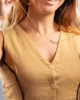 Collar dorado con dije de la palabra 'Mamá' con incrustaciones de circonitas blancas.