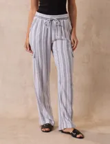 Pantalón cargo de lino color blanco, marca Marissa Olivia. Tiene pretina ancha elastizada con lazo de ajuste, bolsillos inclinados delanteros y bolsillos laterales con botón.