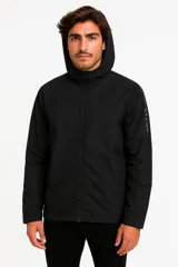 Campera negra de poliéster con capucha, cierre frontal y bolsillos laterales.