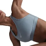 Top deportivo Nike Swoosh color celeste con logo blanco en el frente.