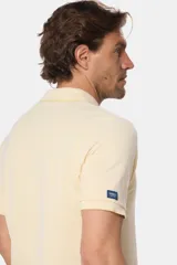 Remera polo celeste lisa en tejido piqué con cuello en rib y botones personalizados.