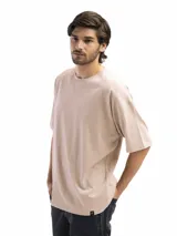 Remera color beige de corte amplio y mangas cortas, confeccionada en algodón.