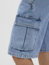 Bermuda cargo de denim celeste con bolsillos laterales y cierre con cremallera. Confeccionado en tejido de sarga con mezcla de algodón y fibras recicladas.