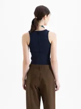 Top de punto acanalado color azul marino, con escote en V y tirantes anchos. Diseño entallado confeccionado en hilado frío con costuras verticales decorativas.