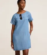Vestido corto de liocel color celeste, de cuello redondo y manga corta. Presenta recortes en el busto y bolsillos laterales.