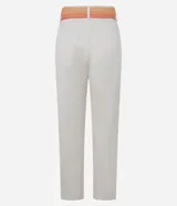 Pantalón mom color crudo confeccionado en sarga de algodón BCI, con bolsillos delanteros y traseros, cierre con botón y cremallera, y pañuelo estampado a modo de cinturón.