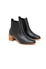 Botines Chelsea negros de cuero con elásticos laterales, puntera redondeada y tacón de bloque de madera.