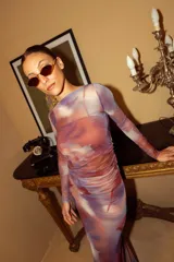 Vestido largo de microtul con estampado abstracto en tonos violeta, naranja y blanco. Incluye forro de top recto y short.