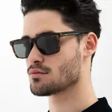 Lentes de sol INVU modelo IB22514B, con montura rectangular de carey y lentes polarizadas verdes.