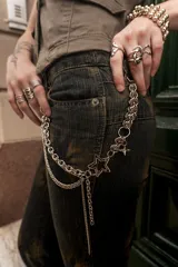 Cadena plateada para pantalón con eslabones gruesos y finos, dijes de estrella y cristales incrustados.