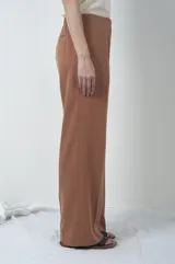 Pantalón de corte relajado en color marrón, confeccionado en tejido fluido de ciclocell.