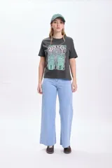 Pantalón de jean ancho con suave elasticidad en color azul medio.