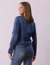 Campera de jean azul, marca Baccini, con cierre frontal, bolsillos delanteros y composición de 70% algodón, 26% poliéster, 3% rayón y 1% elastano.