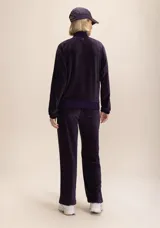 Campera de plush color violeta con cierre frontal y bolsillos funcionales.