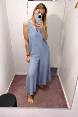 Mono largo de lino color celeste, con escote en V y piernas anchas.