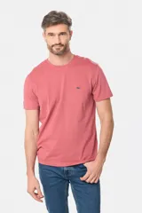 Remera color beige de manga corta con cuello redondo y logo bordado en el pecho.