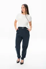 Pantalón de vestir azul marino, de corte recto, con bolsillos laterales y traseros. Se ajusta a la cintura con cinturón de cuero marrón.