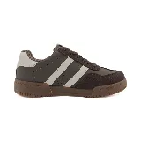 Zapatillas urbanas de cuero negro con tres tiras blancas en el lateral y suela marrón.