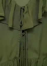 Blusa verde oliva de gasa con cuello de pico, volantes y mangas largas abullonadas.