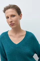 Sweater de tejido de punto color marrón oscuro, con escote en V y manga larga.