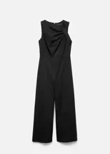 Mono largo negro con diseño culotte, cuello drapeado y tirantes anchos.