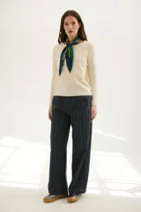 Pantalón de lino azul con finas rayas verticales color beige, corte palazzo y cintura alta.
