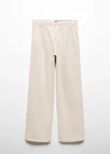 Pantalón de jean color crudo, de corte recto, tiro medio y largo hasta el tobillo.