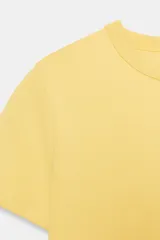 Camiseta de manga corta y cuello redondo, color terracota, de corte regular fit.