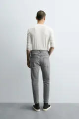 Pantalón de jean color beige, corte skinny, tiro medio, largo cropped y cinco bolsillos.