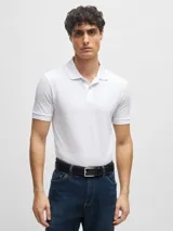 Chomba blanca de piqué de algodón con cuello clásico, tapeta de dos botones y logo bordado en el pecho.