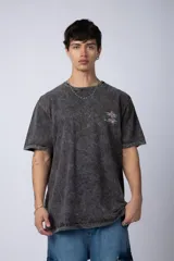 Remera color verde oliva con cuello redondo y mangas cortas, con un pequeño estampado en el pecho.