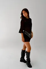 Vestido remerón negro de mangas cortas y corte holgado.