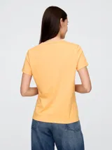 Remera básica de manga corta y cuello redondo color rosa pálido.